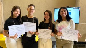 Alunos e professora do Colégio Frederico durante evento em Foz do Iguaçu. Foto: Arquivo Pessoal