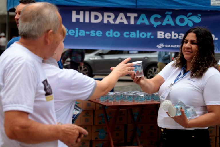 Distribuição de copos de água potável incentiva pessoas e animais manterem-se hidratados. Foto: Geraldo Bubniak/AEN