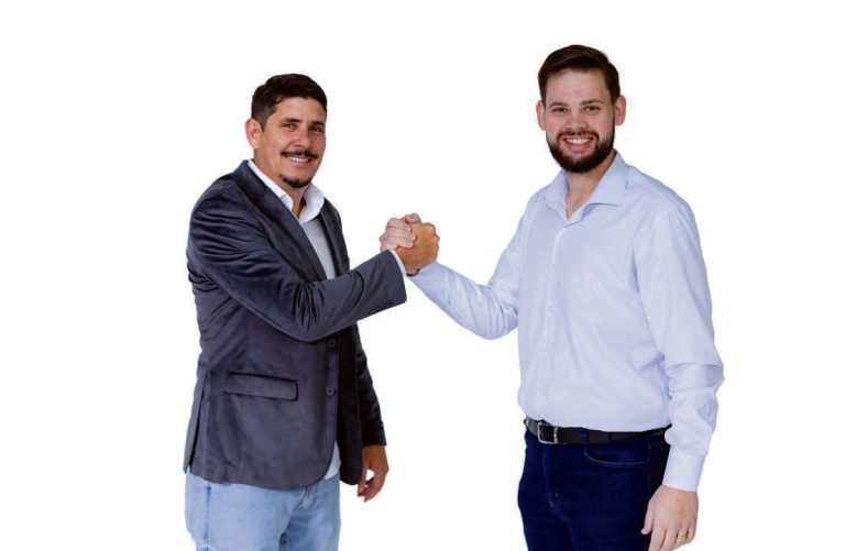 Genézio Ferreira (PL) e Jesse Zoellner (PSD), candidato a vice, em Agudos. Foto: Divulgação