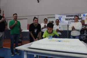 Momento do bolo de aniversário dos 25 anos. Foto: Arquivo/O Regional