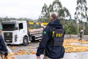 PRF encontrou uma cartela de 'rebites' no caminhão tombado. Foto: Divulgação/PRF