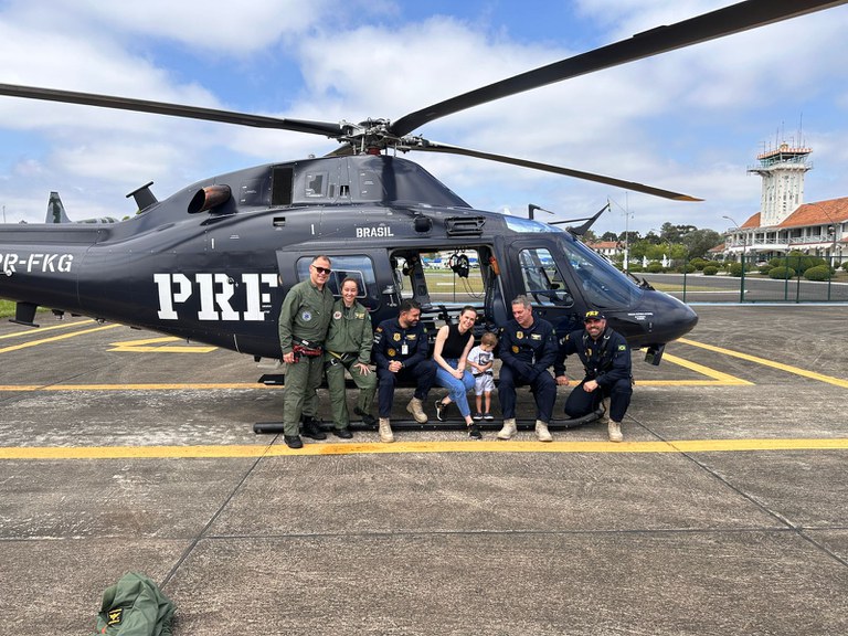 Helicóptero da PRF fez o transporte do menino de Blumenau até Curitiba. Foto: Divulgação/PRF