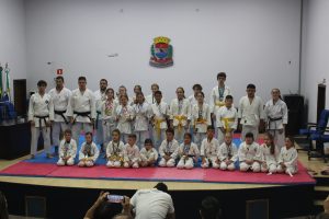 Alunos de karatê de Piên com suas medalhas. Foto: O Regional