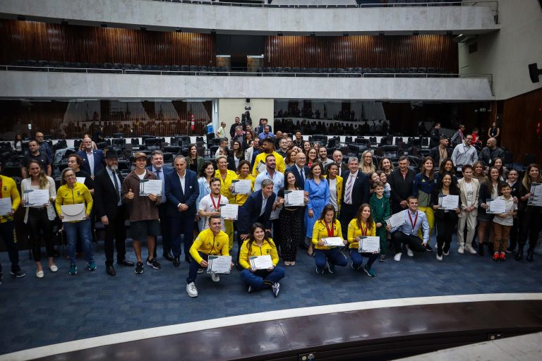 Atletas participantes dos Jogos de Paris foram homenageados em sessão solene na Assembleia Legislativa. Foto: Jow D'Ambros/SEES-PR