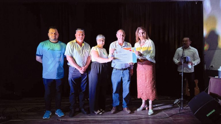 Autoridades de Tijucas do Sul receberam o certificado de Cidade Educadora. Foto: Assessoria de Imprensa/Prefeitura de Tijucas do Sul