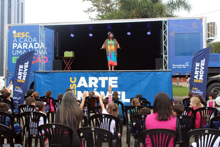 Contação de histórias agitou as crianças que prestigiaram o Sesc Arte Móvel. Foto: Arquivo/O Regional