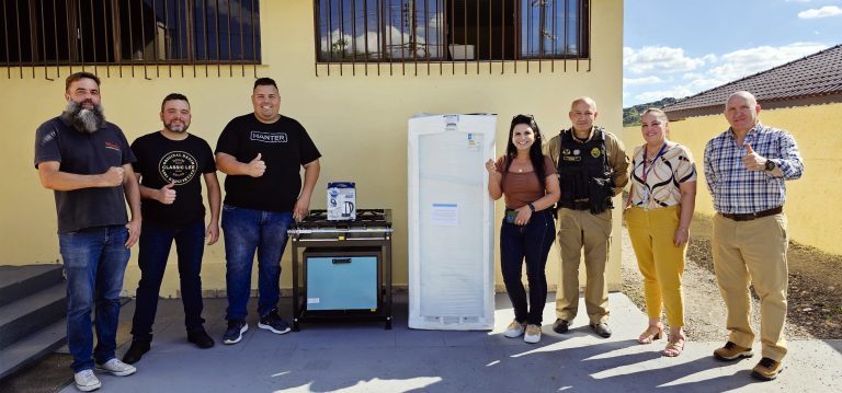 Empresários e diretores do Conseg fizeram entrega a Polícia Militar de Quitandinha. Foto: Divulgação