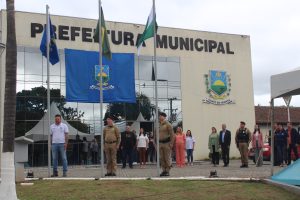 Hasteamento das bandeiras durante o hino. Foto: O Regional