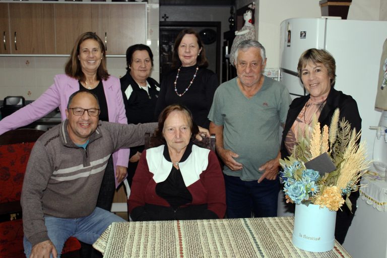 Irmãos da família Mendes visitaram a professora aposentada, Dona Joanita. Foto: Arquivo/O Regional