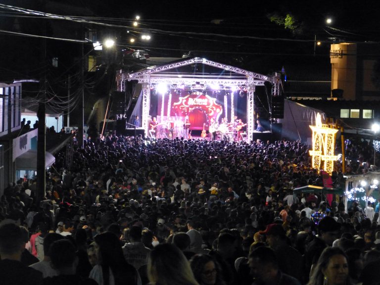 No ano passado, multidão prestigiou a abertura do Natal Luz em Piên. Foto: Arquivo/O Regional