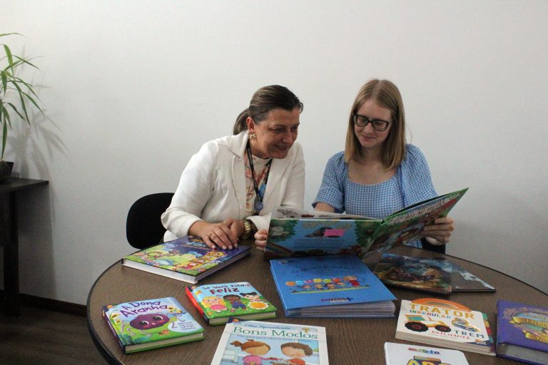 Clarice e Isadora apontaram a distribuição de livros entre as ações realizadas pela Educação neste ano em Piên. Foto: Arquivo/O Regional