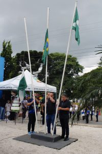 Hasteamento das bandeiras pelas autoridades locais. Foto: Arquivo/O Regional