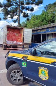 PRF fez a apreensão da carga de cigarros. Foto: Divulgação/PRF