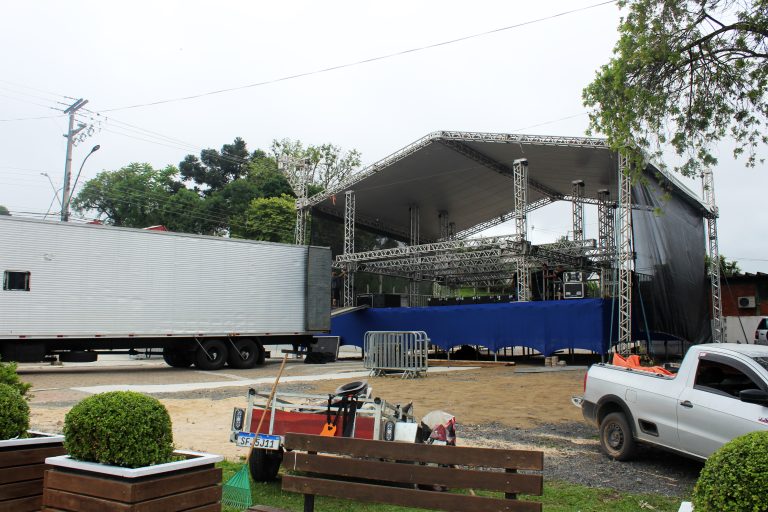 Palco para receber o show com Rionegro & Solimões está sendo montado. Foto: Arquivo/O Regional