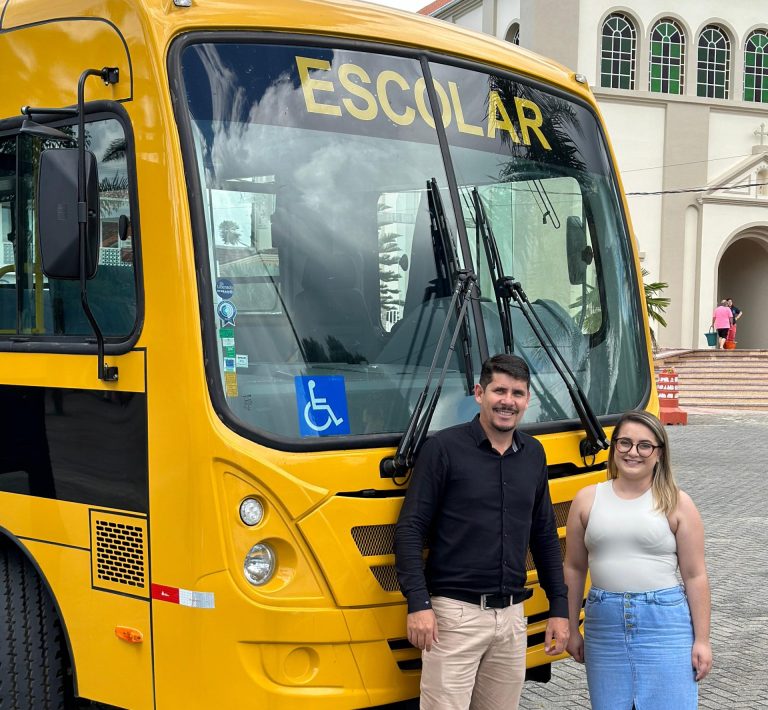 Prefeito e secretária comemoraram a chegada do novo ônibus. Foto: Assessoria de Imprensa/Prefeitura de Agudos do Sul