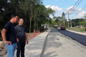 Prefeito e vice acompanharam aplicação do asfalto em Gramados. Foto: Arquivo/O Regional