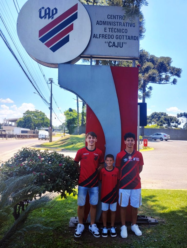 Trio foi selecionado para avaliação no Athletico Paranaense. Foto: Assessoria de Imprensa/Prefeitura de Agudos do Sul