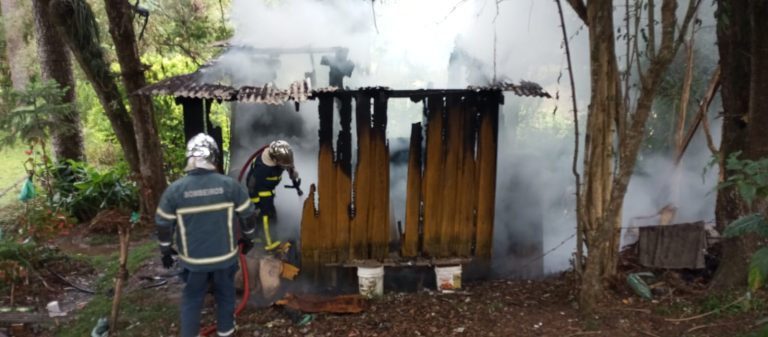 Residência atingida pelo incêndio. Foto: Divulgação/Bombeiros