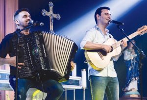 Dupla Alvaro & Daniel se apresentou em Piên no Natal Luz de 2022. Foto: Divulgação/Redes Sociais/Alvaro & Daniel