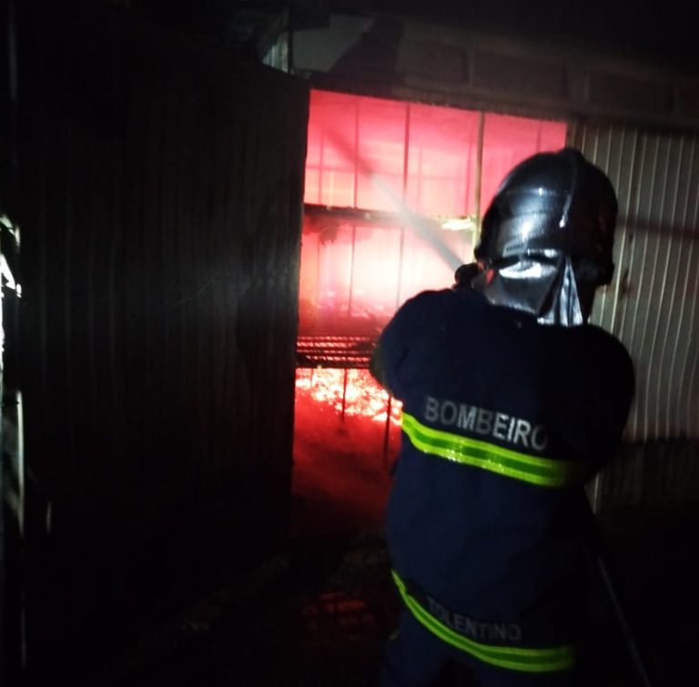 Ocorrência de incêndio em estufa foi atendida em Piên. Foto: Divulgação/Corpo de Bombeiros