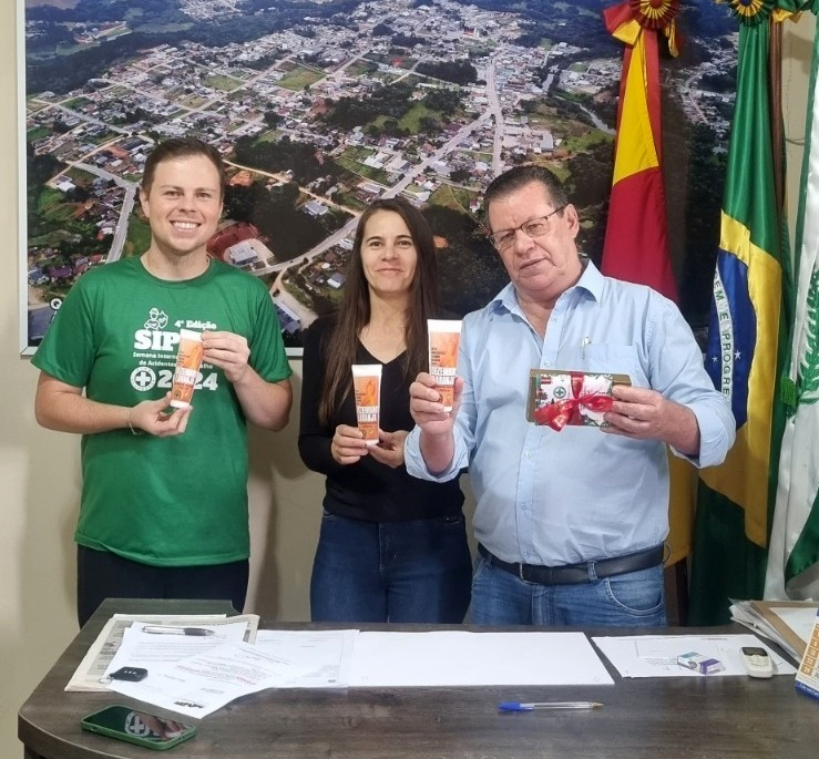 Prefeito Zé Quirera enalteceu a entrega do protetor solar aos servidores. Foto: Assessoria de Imprensa/Prefeitura de Quitandinha