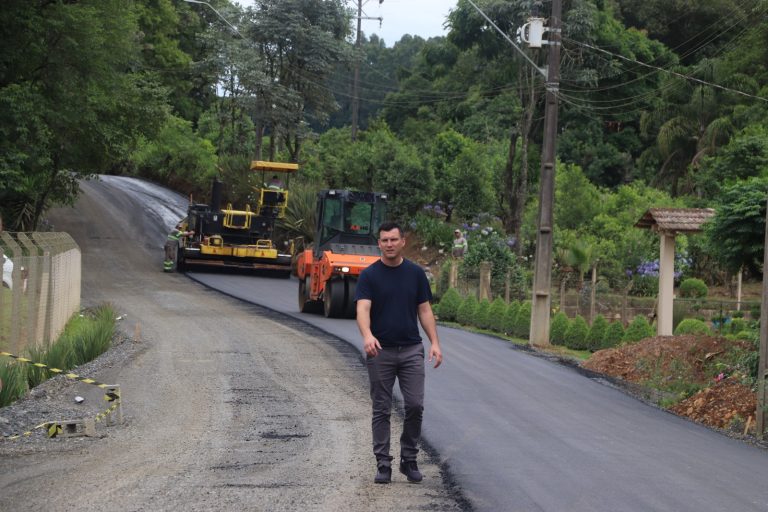 Prefeito acompanha obras de pavimentação. Foto: Assessoria/Prefeitura de Piên