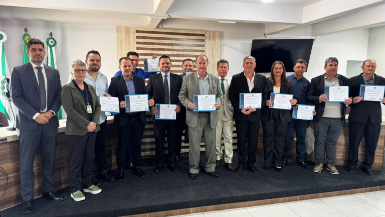 Prefeito, vice e vereadores diplomados em Tijucas do Sul. Foto: Assessoria de Imprensa/Prefeitura de Tijucas do Sul