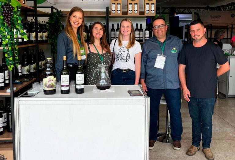 Uma comitiva de Campo do Tenente estiveram, nos últimos dias, na Feira Sabores Paraná, realizada em Curitiba, onde 76 produtores de todo o Estado exibiram o melhor da produção local. Produtos com selo CAF e da agroindústria, como mel, café, queijos, geleias, embutidos, artesanatos e muito mais, encantaram o público. Na oportunidade, a empresa Cooperante também esteve representada, oferecendo degustação de seus sucos e vinhos. Além da comercialização dos produtos, a Feira contou com um espaço de gastronomia e ambiente para aulas-show de culinária com ingredientes disponíveis na feira ou cultivares desenvolvidas pelo IDR-Paraná. A feira, de acordo com o secretário estadual de Agricultura e Abastecimento, Natalino Avance de Souza, reforçou a valorização das agroindústrias familiares, destacando o impacto do trabalho de qualificação promovido pelo governo do Estado. A prefeitura de Campo do Tenente também parabenizou todos os produtores tenenteanos envolvidos na iniciativa e que têm fomentado a economia local por meio de seus produtos.