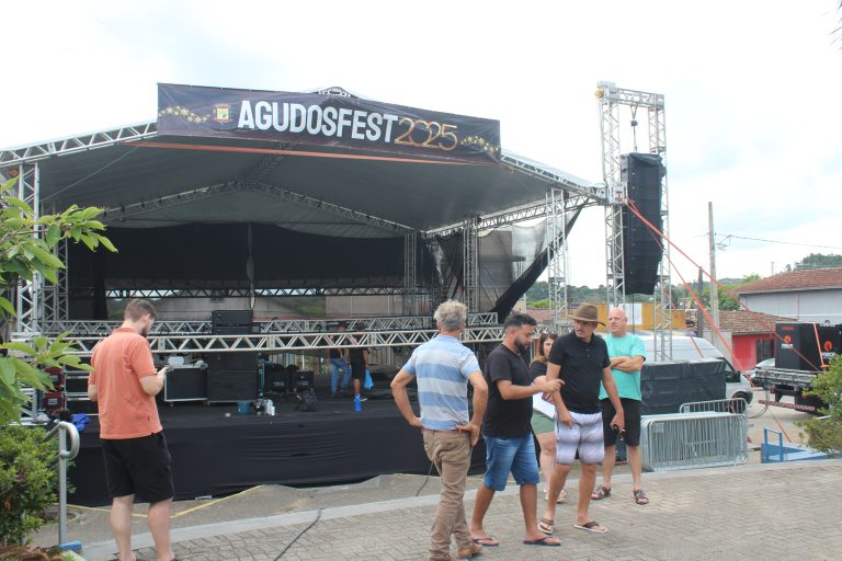 Trabalhos de conclusão da estrutura da festa de Agudos do Sul. Foto: O Regional