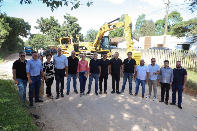 Autoridades acompanharam o início das obras na estrada rural. Foto: Ari Dias/AEN