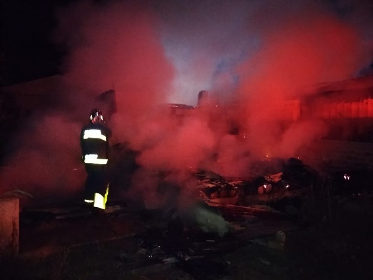 Casa ficou completamente destruída após ser atingida pelo foto. Foto: Divulgação/Corpo de Bombeiros de Piên