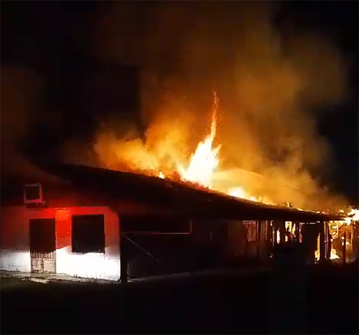 Casa ficou completamente destruída após ser consumida pelo incêndio. Foto: Divulgação/Reprodução