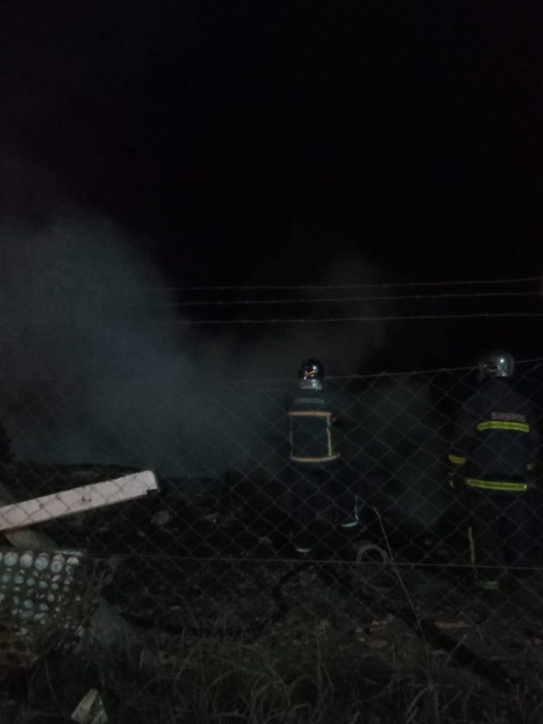 Corpo de Bombeiros combateu as chamas que atingiram a casa. Foto: Divulgação Corpo de Bombeiros de Piên