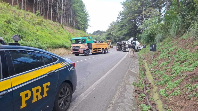 Equipes atuam na ocorrência de tombamento de caminhão. Foto: Divulgação/PRF