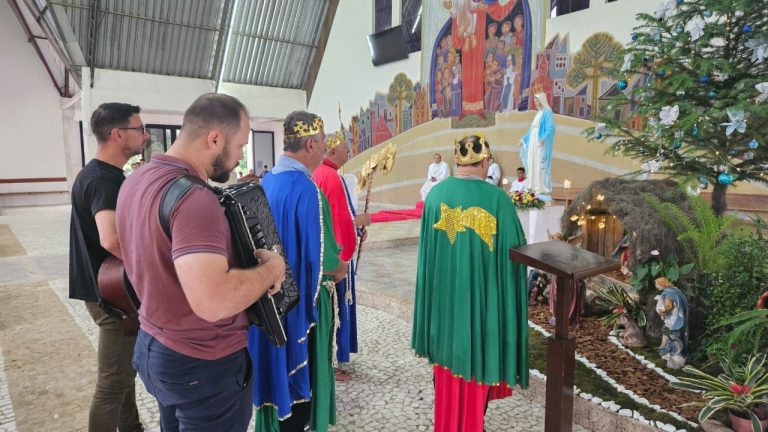 Grupo de reis participando de celebração no Santuário de Nossa Senhora das Graças, em Piên. Foto: O Regional