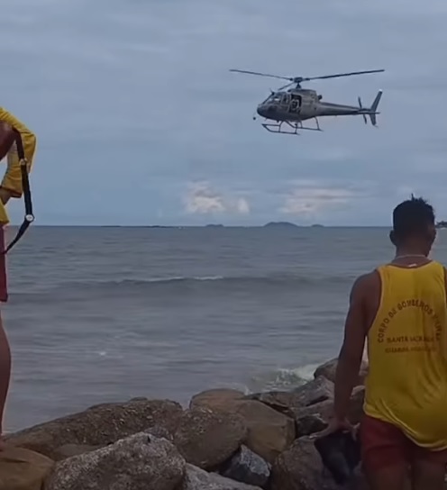 Helicóptero auxiliou nas buscas pelos jovens que se afogaram em Itapoá. Foto: Reprodução