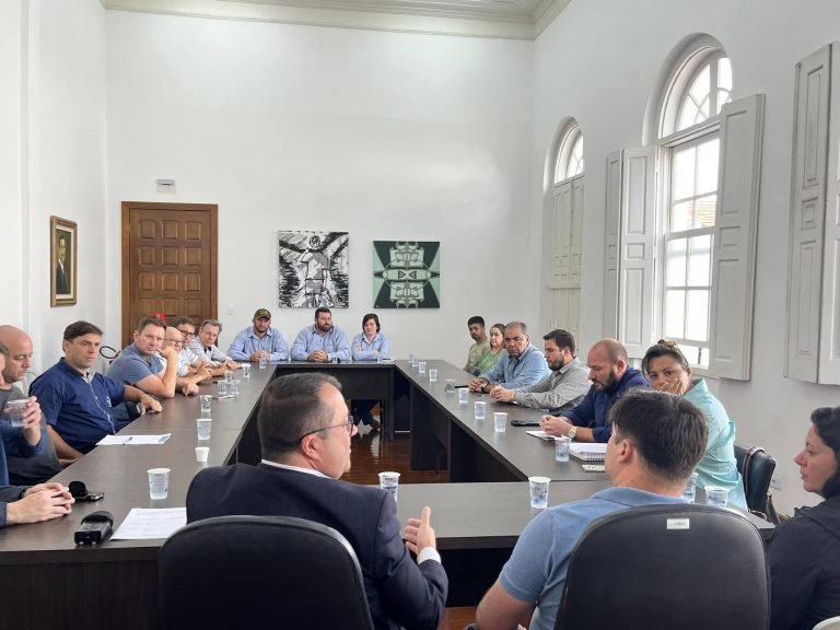 Prefeito Diego Ribas esteve reunido com representantes de empresas para assinatura do Termo de Permissão de Uso . Foto: Assessoria de Imprensa/Prefeitura da Lapa