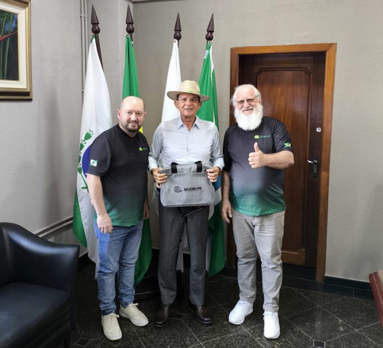 Presidente da Adjori-PR, Cidenei Cristian Allebrandt, junto com Sérgio Jonikaites e o prefeito de Foz do Iguaçu, General Silva e Luna. Foto: Divulgação