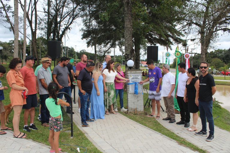 Autoridades e familiares na inauguração do parque em Agudos do Sul. Foto: O Regional