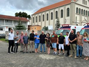 Autoridades participaram da entrega das ambulâncias. Foto: Assessoria de Imprensa/Prefeitura de Agudos do Sul