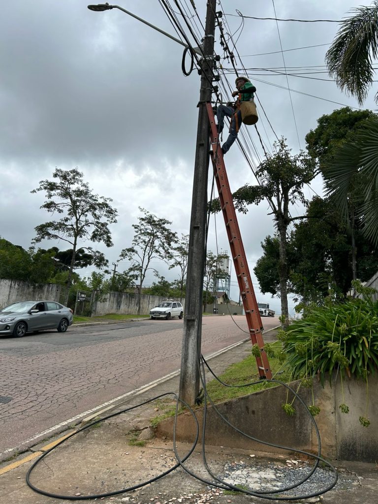 Cabos sendo retirados de postes em Piên. Foto: Divulgação/Josnei Grosskopf