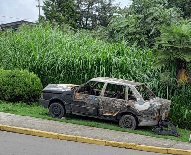 Carro de dona Nena ficou completamente destruído. Foto: Divulgação