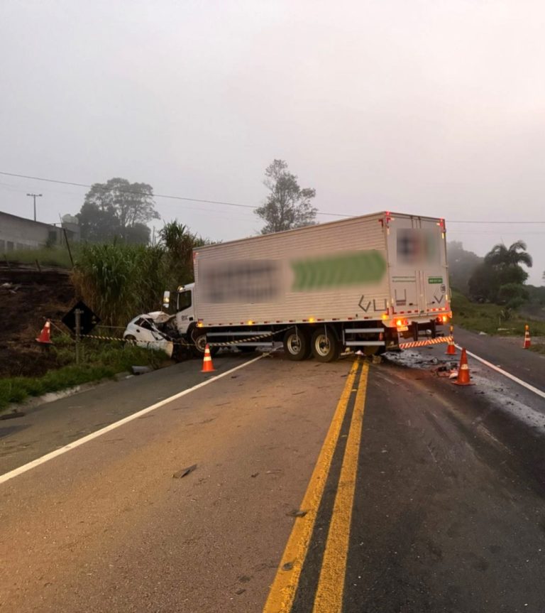 Carro e caminhão colidiram em colisão na BR-476, em Contenda. Foto: Divulgação/PRF