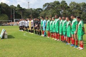 Equipes perfiladas antes da final do municipal. Foto: O Regional