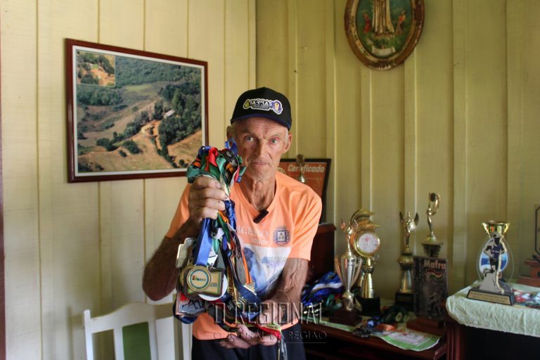 José Figura mostra medalhas conquistadas em sua trajetória como esportista. Foto: Arquivo/O Regional