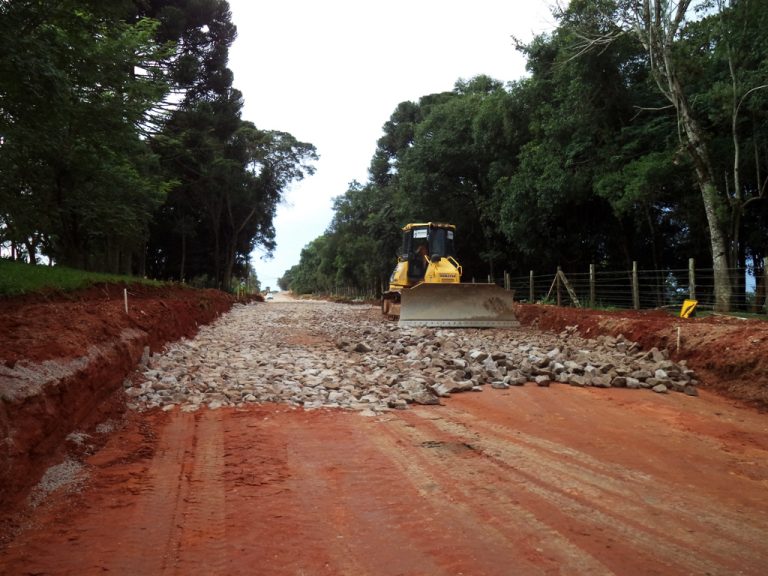 Trabalhos de pavimentação seguem em ritmo acelerado. Foto: Assessoria de Imprensa/Prefeitura de Quitandinha