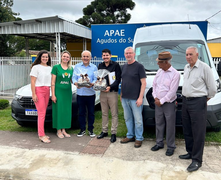 Veículos foram entregues a Apae pelo ex-deputado Gustavo Fruet. Foto: Assessoria de Imprensa/Prefeitura de Agudos do Sul