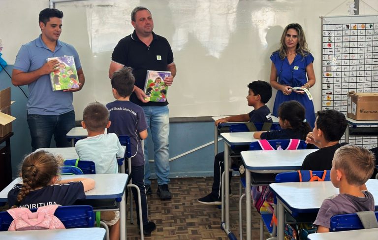 Alunos da rede de ensino de Mandirituba estão recebendo as apostilas. Foto: Assessoria de Imprensa/Prefeitura de Mandirituba