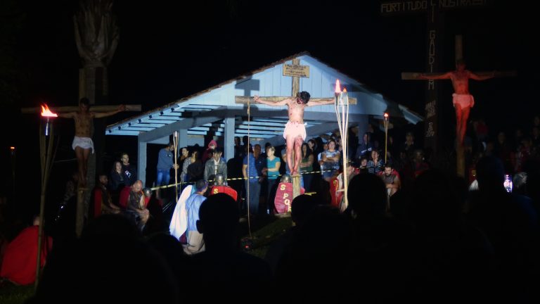 Centenas de pessoas acompanharam a encenação da Paixão de Cristo em Palmitos no ano passado. Foto: Arquivo/O Regional