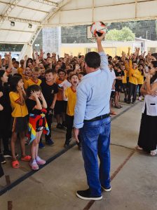 Prefeito Zé Quirera acompanhou a entrega dos kits. Foto: Assessoria de Imprensa/Prefeitura de Quitandinha